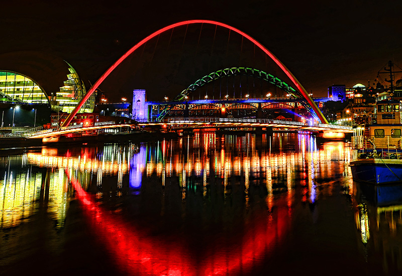 Beroemde Millennium Bridge by night